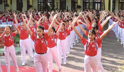 Đội viên Trường tiểu học Âu Cơ (TP Tuy Hòa) hào hứng đồng diễn bài “Tự hào thiếu nhi Việt Nam - Kun học tốt”. Ảnh: HÀ MY