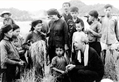 Chủ tịch Hồ Chí Minh thăm đồng bào Hùng Sơn, xã Phục Linh, huyện Đại Từ, tỉnh Thái Nguyên năm 1954. Ảnh: TL