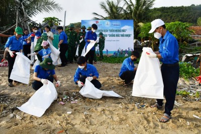 Đoàn viên, thanh niên thu gom các loại rác thải tại bãi biển An Dũ.