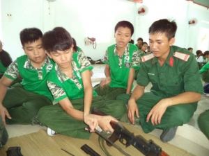 Các chiến sĩ nhí thực hành tháo lắp súng Tiểu liên AK