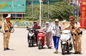 Từ ngày 01/8, tăng mức tiền xử phạt hành chính với nhiều hành vi phạm giao thông. Ảnh minh hoạ: Bá Đô