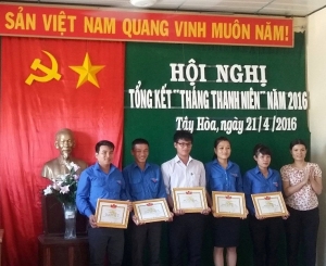 BTV Huyện Đoàn Tây Hòa tặng giấy khen cho các cá nhân, tập thể có thành tích xuất sắc trong Tháng Thanh niên năm 2016.