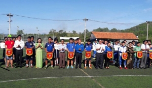 Ban Tổ chức giải trao cờ lưu niệm cho các đội tham gia