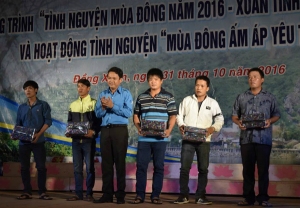 Anh Phan Xuân Hạnh trao quà cho các thanh niên có hoàn cảnh khó khăn trên địa bàn huyện Đồng Xuân.