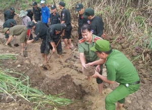 Đoàn viên, thanh niên tham gia khắc phục hậu quả sau lũ lụt tại xã An Lĩnh.