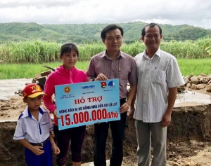 Trao 830 suất quà cho người dân vùng lũ Đồng Xuân, Tuy An.