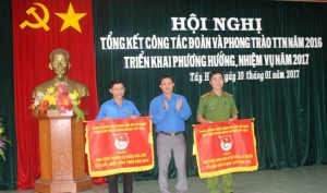 Đ/c Nguyễn Vũ Thành Phi trao cờ thi đua xuất sắc cho 02 đơn vị dẫn đầu khối thi đua.