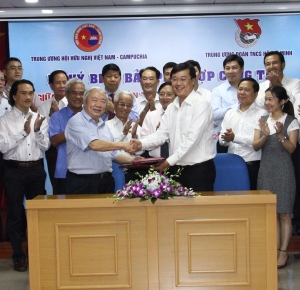 Bí thư thứ nhất Trung ương Đoàn Lê Quốc Phong và Chủ tịch Hội Hữu nghị Việt Nam - Campuchia Vũ Mão ký kết chương trình phối hợp.