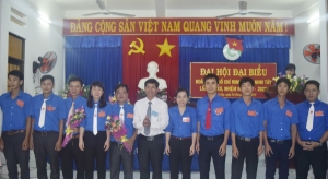 Lãnh đạo Đảng ủy xã tặng hoa chúc mừng Ban Chấp hành Đoàn TNCS Hồ Chí Minh xã An Ninh Tây khóa mới.