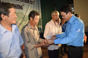 Anh Phan Xuân Hạnh - Phó Bí thư Thường trực Tỉnh Đoàn, Chủ tịch Hội LHTN Việt Nam tỉnh trao quà cho gia đình chính sách có hoàn cảnh khó khăn trên địa bàn huyện Đồng Xuâ