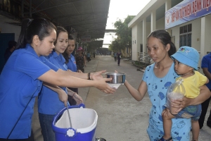 Phát cháo dinh dưỡng miễn phí cho người nhà chăm sóc bệnh nhi.