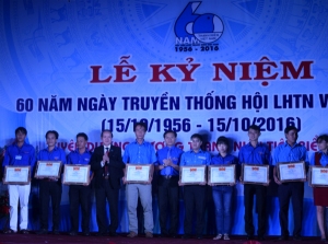 Đồng chí Phan Đình Phùng - Tỉnh ủy viên, Phó Chủ tịch UBND tỉnh tuyên dương gương cán bộ Hội, thanh niên có thành tích xuất sắc giai đoạn 2014 - 2016.