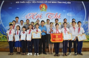 Ban Tổ chức trải giải Nhất toàn đoàn cho Hội đồng Đội huyện Tuy An.