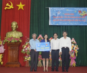Lãnh đạo các đơn vị trao bảng tượng trưng cho lãnh đạo huyện Đông Hòa kinh phí hỗ trợ học sinh của huyện.