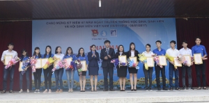 Ban Tổ chức trao danh hiệu “Sinh viên 5 tốt” cấp tỉnh năm học 2015 - 2016 cho các cá nhân.