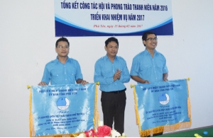 Anh Phan Xuân Hạnh - Phó Bí thư Thường trực Tỉnh Đoàn, Chủ tịch Ủy ban Hội LHTN Việt Nam tỉnh tặng cờ thi đua cho 02 đơn vị.