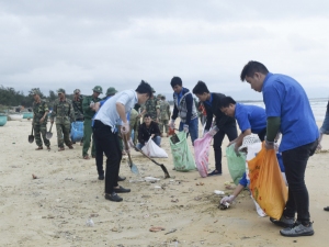 ĐVTN tham gia dọn vệ sinh môi trường biển.