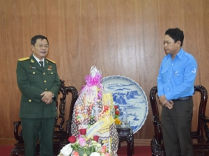 Đ/c Phan Xuân Hạnh (bên phải) gửi lời chúc mừng đến lãnh đạo Bộ Chỉ huy Quân sự tỉnh.
