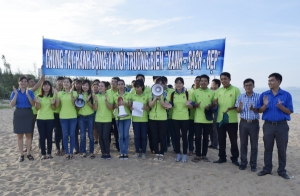 Phó Bí thư Tỉnh Đoàn Phú Yên Lê Thị Thanh Bích đến dự và trao dụng cụ tuyên truyền cho Đội tình nguyện.