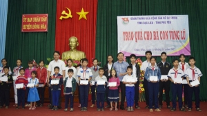 Đoàn công tác và lãnh đạo huyện Đông Hòa trao quà cho người dân vùng lũ.