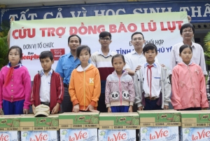 Đoàn cứu trợ trao quà cho các em học sinh ở Trường TH Võ Thị Sáu, xã Hòa Thành.