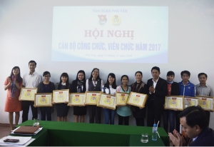 Ban Chấp hành Tỉnh Đoàn tặng bằng khen cho các tập thể và cá nhân xuất sắc trong công tác Đoàn và phong trào thanh thiếu nhi năm 2016.