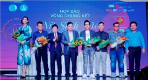 Ban Chỉ đạo và Ban Tổ chức Cuộc thi tặng hoa.