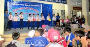 Đ/c Nguyễn Trung Tú – BT ĐCS Bệnh viện Đa khoa tỉnh Phú Yên đang tặng quà cho các em học sinh nghèo vượt khó học giỏi