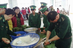 Các đoàn viên, thanh niên tham gia gói bánh chưng xanh vì người nghèo