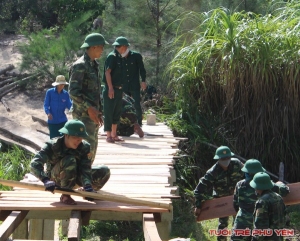 ĐVTN tham gia xây lại cầu đảm bảo cho người dân đi lại.