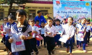 Đoàn cơ sở Công ty CP Cấp thoát nước Phú Yên tặng áo sơ mi trắng cho học sinh Trường Tiểu học và THCS Sơn Định (huyện Sơn Hòa).