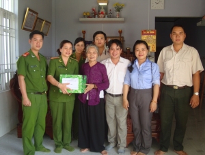 Tặng quà cho Mẹ Việt Nam anh hùng Trần Thị Quanh, xã An Phú (TP Tuy Hòa)