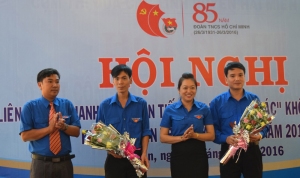 Đoàn khối Doanh nghiệp tỉnh tặng hoa cho Đoàn khối Doanh nghiệp tỉnh Thanh Hóa - đơn vị đăng cai Liên hoan Thanh niên tiên tiến làm theo lời Bác năm 2017