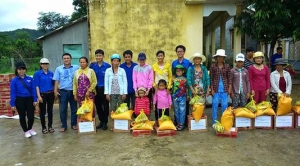 Chi đoàn Phòng cảnh sát quản lý hành chính về TTXH phối hợp tặng quà cho học sinh vượt khó học giỏi