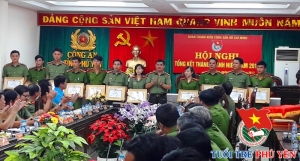 Đồng chí Đại tá Nguyễn Nhất Tâm, Phó Bí thư Đảng ủy, Phó Giám đốc Công an tỉnh trao giấy khen cho các cá nhân.