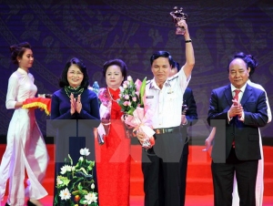 Thủ tướng Nguyễn Xuân Phúc và Phó Chủ tịch nước Đặng Thị Ngọc Thịnh trao tặng Cúp Thánh Gióng cho các doanh nhân tiêu biểu - Ảnh: TTXVN
