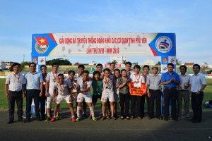 Ban Tổ chức trao cúp vô địch cho đội hành chính 4.