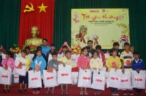 Ban Tổ chức trao học bổng cho các em học sinh.