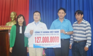 Công ty Honda Việt Nam trao tiền hỗ trợ người dân vùng lũ thông qua Hội LHTN Việt Nam tỉnh.