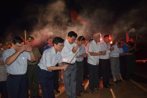 Lãnh đạo tỉnh cùng các đồng chí nguyên lãnh đạo tỉnh qua các thời kỳ, các đồng chí Ủy viên Ban thường vụ Tỉnh ủy, lãnh đạo các sở ban ngành dâng hương tại Đài tưởng niệm Nghĩa trang liệt sĩ tỉnh.