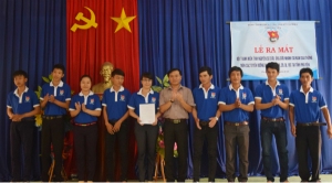 Anh Bùi Thanh Toàn - Tỉnh ủy viên, Bí thư Tỉnh Đoàn Phú Yên trao quyết định thành lập Đội hình thanh niên tình nguyện sơ cứu, ứng cứu nhanh tai nạn giao thông ở xã An Hiệp, huyện Tuy An.