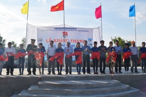 Lãnh đạo tỉnh và lãnh đạo Tỉnh Đoàn; các sở, ban ngành cắt băng khánh thành công trình “Khu văn hóa, văn nghệ và thể dục thể thao thanh thiếu nhi xã Hòa Hiệp Nam”.