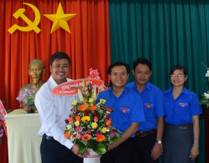 Thường trực Tỉnh Đoàn tặng hoa chúc mừng đồng chí Nguyễn Khánh Minh (áo trắng).