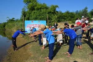 Ban Tổ chứ trao giải vô địch cho Đoàn cơ sở Công ty cổ phần An Hưng.