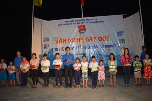 Ban Tổ chức trao quà cho các em học sinh, con em ngư dân.