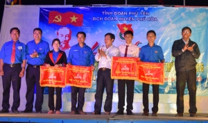 Ban Tổ chức trao giải và cờ cho các đơn vị xuất sắc