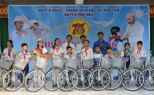 Đại diện Hội đồng Đội tỉnh và Huyện Đoàn, Phòng Giáo dục và Đào tạo huyện trao xe đạp cho các em học sinh có hoàn cảnh khó khăn trên địa bàn huyện.