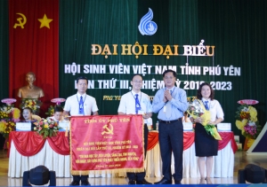 Đ/c Huỳnh Tấn Việt - UVBCH Trung ương Đảng, Bí thư Tỉnh ủy, Chủ tịch HĐND tỉnh trao bức trướng cho Hội Sinh viên tỉnh.
