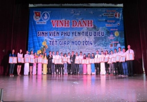 Lãnh đạo tỉnh trao Bằng khen cho sinh viên Phú Yên tiêu biểu