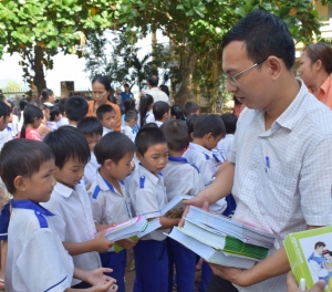 Anh Phan Đắc Hoan - Phó Chủ tịch Thường trực Hội Sinh viên Việt Nam tỉnh trao quà cho các em học sinh gặp khó khăn trong đợt lũ vừa qua.